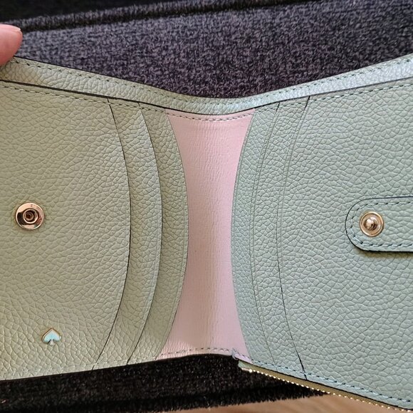 BNWOT KATE SPADE SMALL BIFOLD WALLET GREEN LEATHER 6 INSIDE SLOTS & CASH SLEEVE - Picture 3 of 8